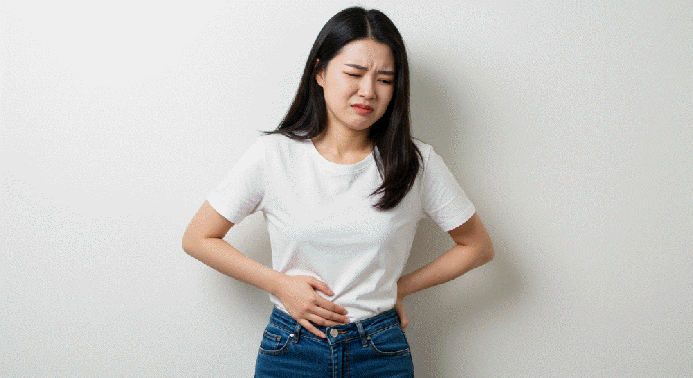 신우신염 증상으로 고통받는 여성의 모습