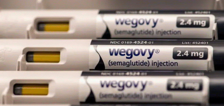 여러 개의 '위고비(Wegovy) 2.4mg' 주사 펜이 쌓여 있는 클로즈업 사진